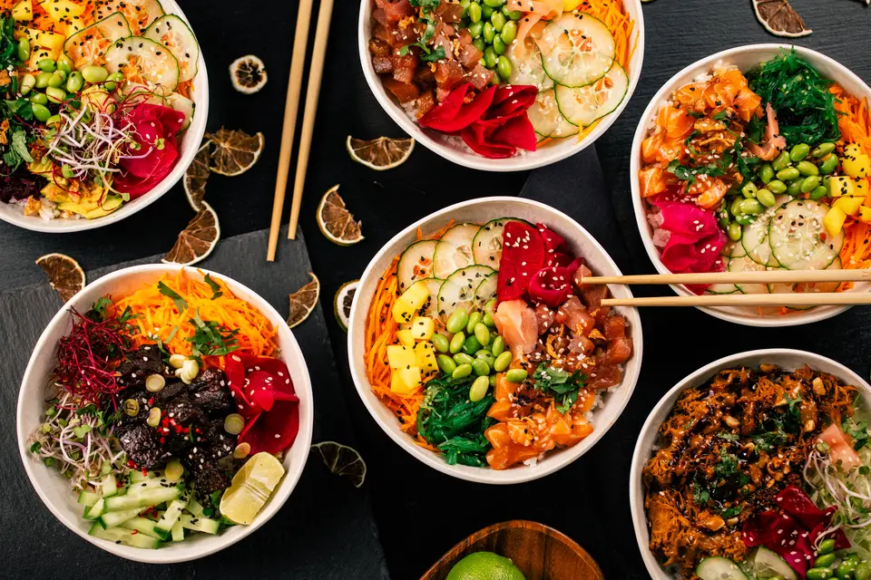 Barevné misky plné bowlů