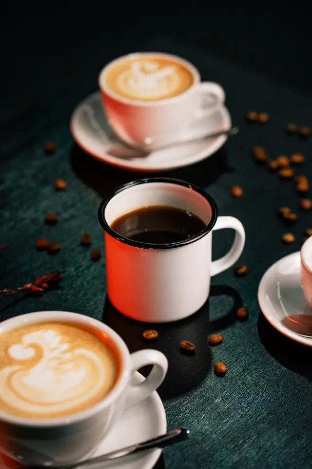 Šálek kávy v espresso baru